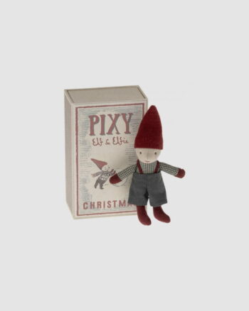 lutin Pixy Maileg avec bonnet rouge et boîte d’allumettes illustrée
