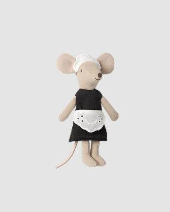 souris femme de chambre Maileg avec tablier blanc et aimants dans les mains