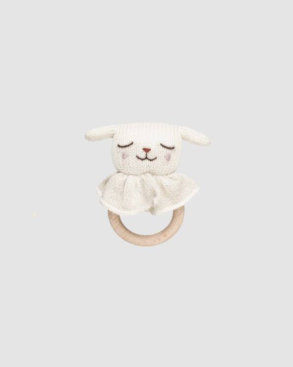 Cet adorable anneau de dentition Agneau Blanc Main Sauvage au doux tintement de grelot est un parfait cadeau de naissance.