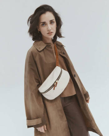 Sac Grande Lili porté en bandoulière en cuir Adria écru, signé Herbert Frère Sœur.