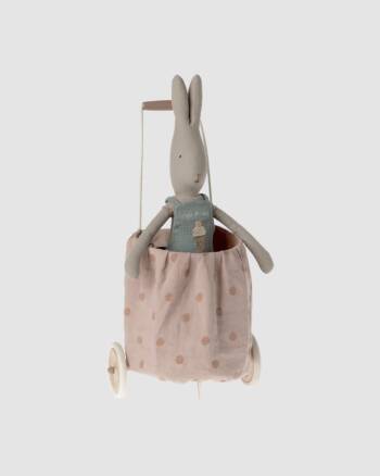 Lapin Maileg transporté dans le chariot à pois rose – accessoire miniature