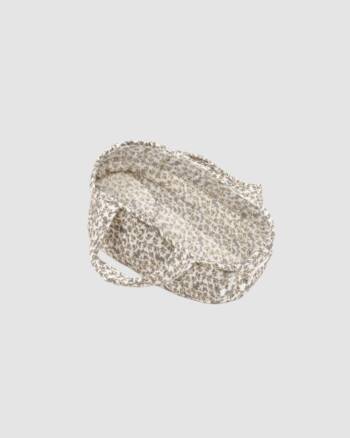 Mini couffin Minikane en double gaze motif Clochette, avec oreiller. Convient aux poupées Babies 28 cm. Fabriqué en coton, dès 3 ans.