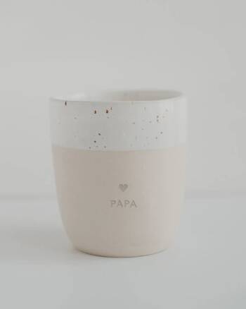 Joli mug en faïence partiellement émaillée avec l’inscription “Papa” et un cœur, design Eulenschnitt.