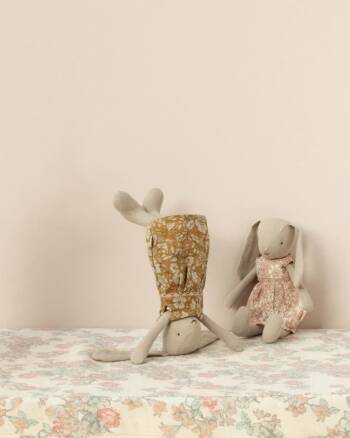 Deux lapins Maileg Bunny taille 1 avec robes fleuries, sur fond floral pastel