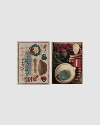 Set de Noël douillet Maileg – Ensemble miniature avec tasses, plaid, couronne et chaussette pour souris