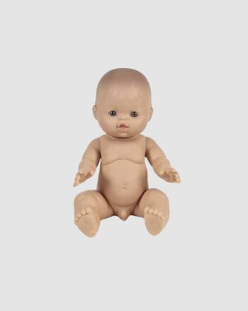 Poupon Lino Minikane, petit garçon d’Europe de 34 cm, yeux bleus, sans cheveux. Corps souple, senteur vanille. Jouet adapté dès 3 ans.