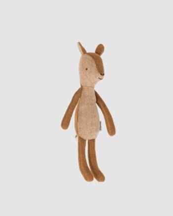Peluche Faon Petite Sœur Maileg en tissu, debout, vue détourée sur fond blanc – univers Maileg