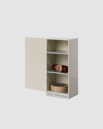 Mini réfrigérateur Maileg blanc ouvert, contenant une saucisse et un fromage sur les étagères