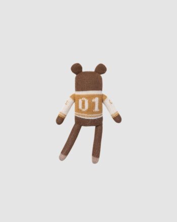 Dos du doudou ourson Main Sauvage avec veste de baseball ocre et chiffre 01.