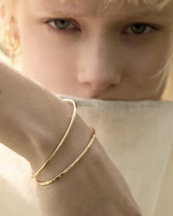 Jonc Asymétrique Eve BDM Studio - Bracelet doré croisé porté au poignet, vue douce et élégante