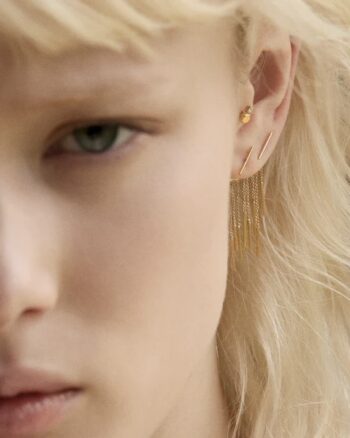 Boucles d’oreilles Adèle BDM Studio portées - dessous d’oreilles dorés à chaînes fines