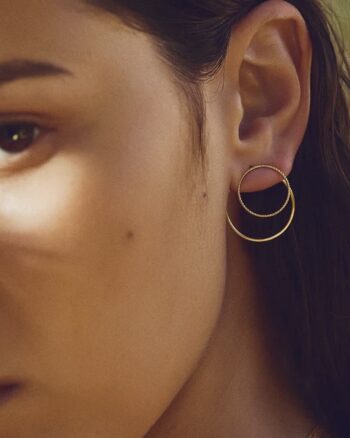 Boucles d’oreilles Désirs BDM Studio - deux anneaux dorés portés
