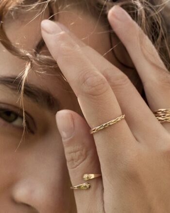 Bague simple Rose BDM Studio - main féminine, vue rapprochée
