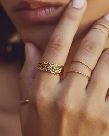Grande bague Rose portée sur main