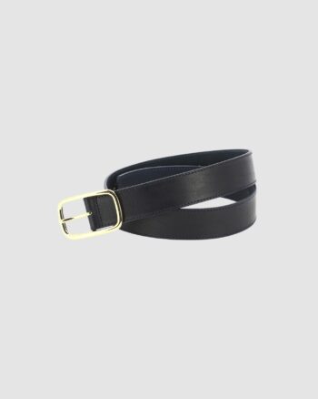 Ceinture La Sabin en cuir lisse marine avec boucle dorée rectangulaire, signée Herbert Frère Sœur, présentée enroulée sur fond neutre