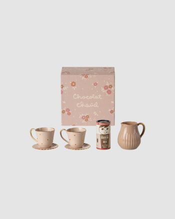Coffret Chocolat Chaud Maileg miniature avec deux tasses, un pichet et une boîte illustrée
