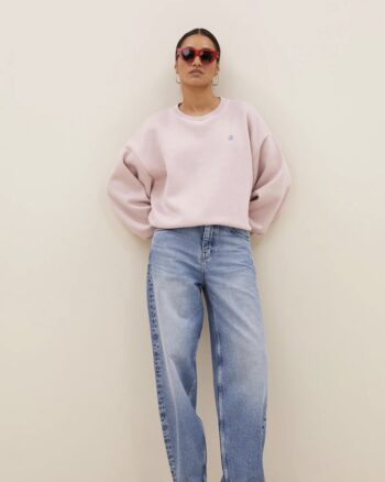Sweater Bibi Sparkle By-Bar porté avec un jean, vue de face – pull rose pâle en coton bio, coupe ample et détail irisé discret