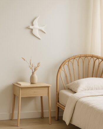 Hirondelle murale en céramique blanche suspendue au mur