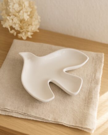 Coupelle oiseau blanc en céramique sur linge beige – Opjet