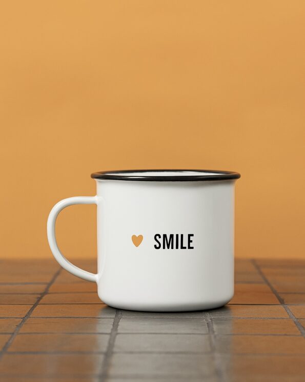 Mug Smile – Bibiche fait son cirque – photo ambiance mur jaune