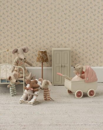 Souris Maileg en promenade avec le landau corail, entourées de bébés et d’accessoires miniatures dans une chambre enfant vintage.