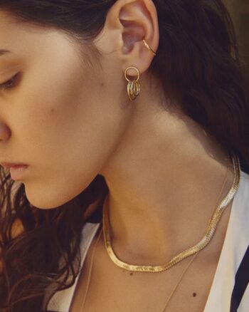 Collier Beluga BDM Studio porté en accumulation, vue de profil