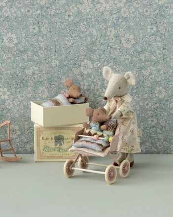 Poussette Maileg avec bébé souris et maman souris – Scène de jeu féerique