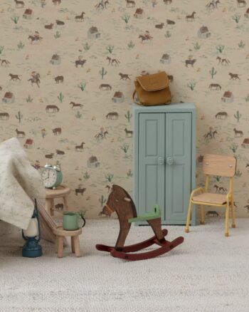 Cheval à bascule Maileg marron dans une chambre miniature avec meubles et accessoires Maileg