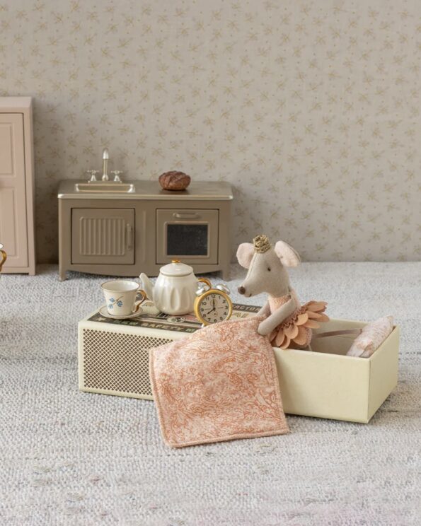 Souris Princesse Petite sœur Maileg assise dans sa boîte avec accessoires miniatures