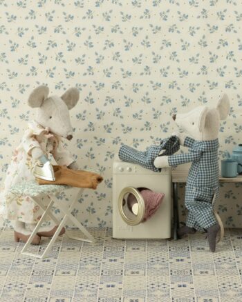 Souris Maileg en train de faire la lessive avec la machine à laver miniature Maileg en métal