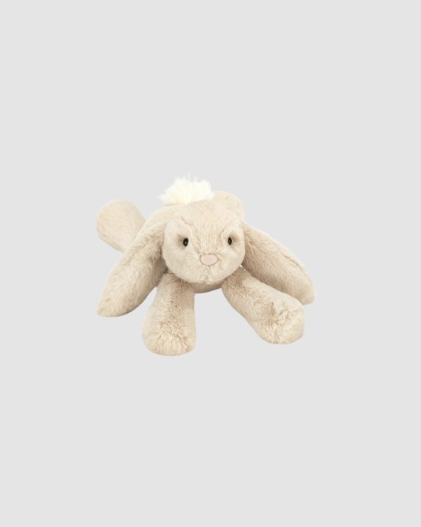 Peluche Smudge Rabbit Jellycat allongée, vue de face, sur fond gris clair