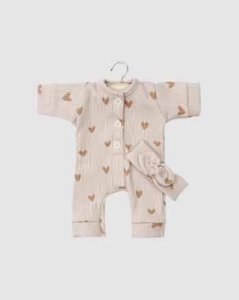 Ensemble Minikane composé d’une combinaison en maille côtelée rose à motifs cœurs et d’un headband assorti. Pour poupée Babies 28 cm. Combinaison Lili Minikane avec headband – petits cœurs roses – pour poupée Babies