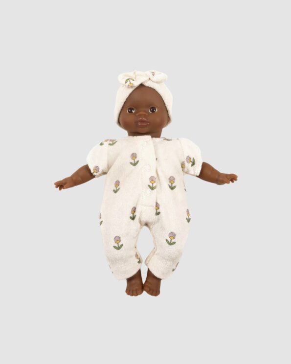 Poupée Minikane Babies habillée d’une combinaison en éponge motif Fleurs Douce et d’un headband à nœud rond assorti. Collaboration Emile & Ida. Fabriqué en France.