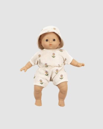 Poupée Babies Minikane habillée de la combinaison Inès en molleton éponge motif Fleurs Douces. Tenue estivale issue de la collaboration Emile & Ida. Chapeau non inclus.