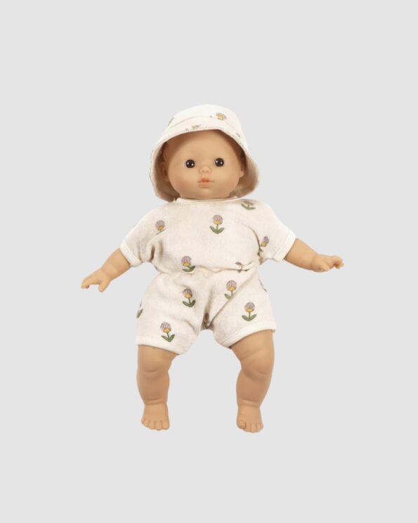 Poupée Babies Minikane habillée de la combinaison Inès en molleton éponge motif Fleurs Douces. Tenue estivale issue de la collaboration Emile & Ida. Chapeau non inclus.