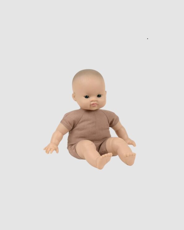 Poupon Mattéo Minikane Babies 28 cm assis – corps mou – vinyle parfumé vanille