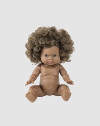 Charlie est une poupée Gordis Minikane de 34 cm. Elle a les cheveux bouclés châtains, les yeux gris bleus et un corps en vinyle parfumé à la vanille.