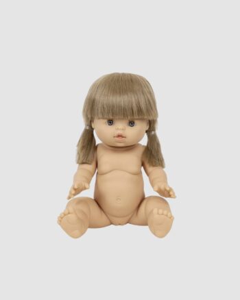 Yzé est une poupée Gordis de 34 cm par Minikane. Elle a les cheveux blonds en couettes avec frange, des yeux gris bleus et un corps en vinyle parfumé à la vanille.