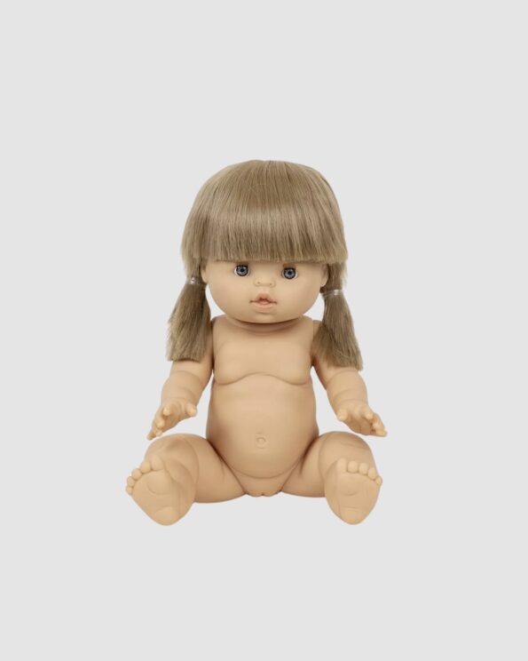 Yzé est une poupée Gordis de 34 cm par Minikane. Elle a les cheveux blonds en couettes avec frange, des yeux gris bleus et un corps en vinyle parfumé à la vanille.