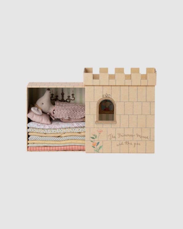 Souris Maileg Princesse couchée sur matelas dans son château inspiré du conte La princesse et le pois