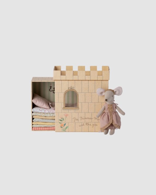 Coffret Maileg La princesse et le pois avec Grande Sœur Souris et matelas dans un château miniature