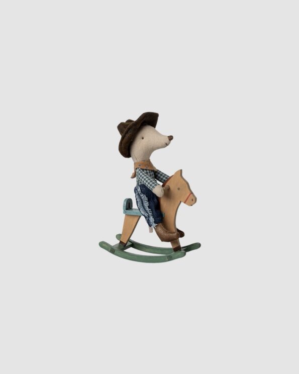 Souris Cow-boy Maileg sur cheval à bascule en bois