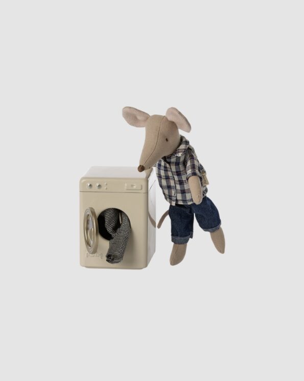 Souris Maileg en chemise devant la machine à laver miniature – jouet en métal pour univers Maileg