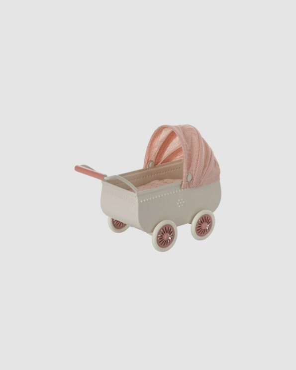 Landau miniature Maileg pour bébé souris, en métal beige avec capote corail et roues roses, accessoire de jeu d’imitation.