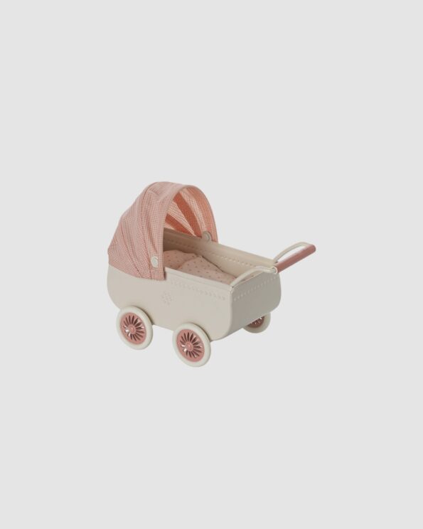 Landau Maileg pour souris en métal, coloris corail, avec capote en tissu et roues roses, accessoire miniature pour jeu d’imitation.