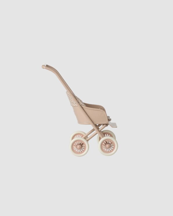 Poussette miniature Maileg en métal rose poudré, vue de profil, conçue pour les lapins ou bébés souris de la collection Micro.