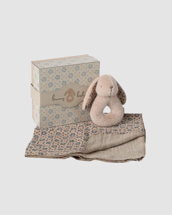 Coffret Maileg avec hochet lapin rose poudre, lange imprimé et boîte fleurie