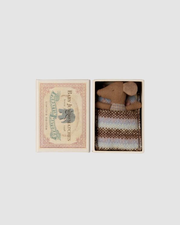 Petite souris Maileg bébé installée dans une boîte d’allumettes avec couverture tricotée – version Sleepy Wakey