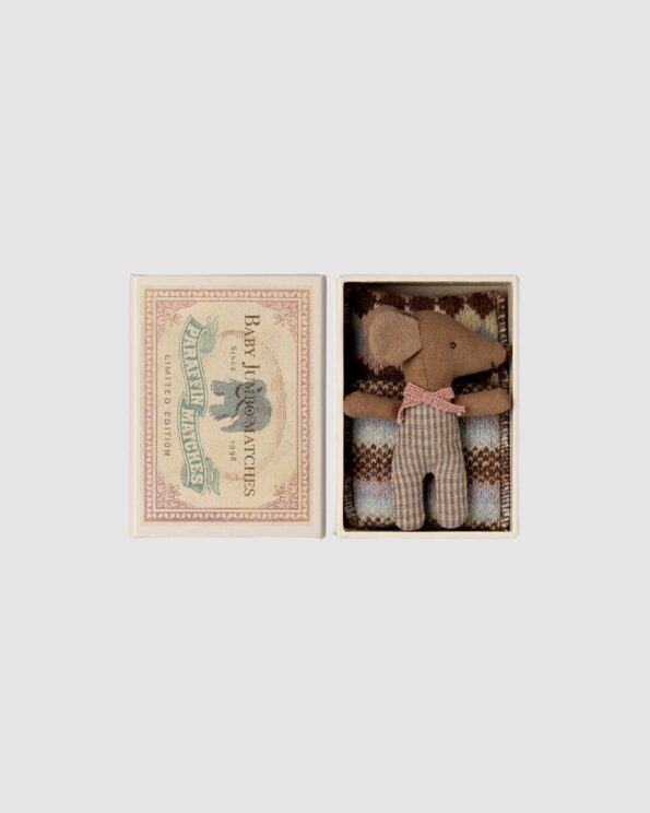 Souris bébé Maileg mi-endormie mi-éveillée allongée dans une boîte d’allumettes vintage avec couverture et oreiller