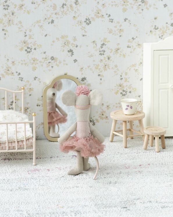 Souris Maileg Petite sœur ballerine en tutu rose devant un miroir dans une chambre miniature